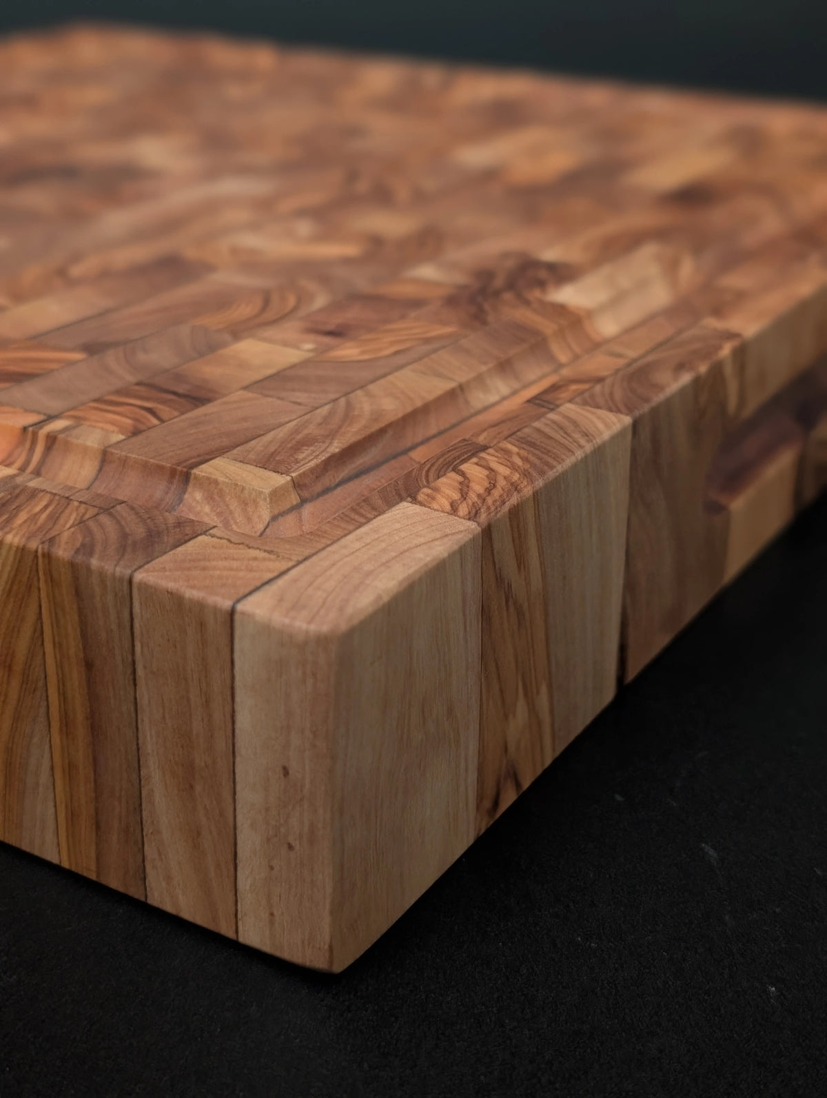 End-Grain Olive Wood Chopping Board 30 × 30 × 4cm – Double Sided