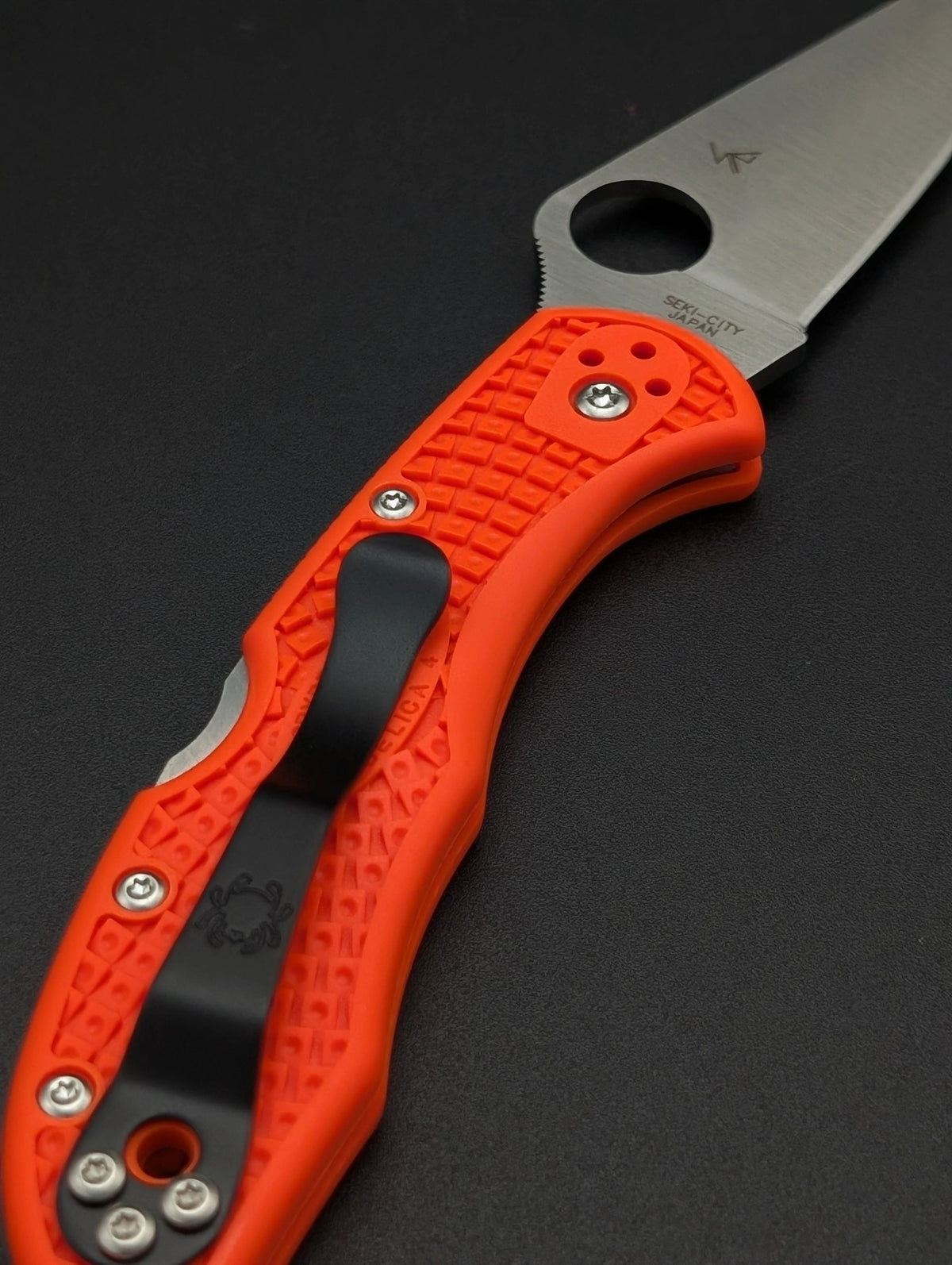 Spyderco Delica 4 Lightweight Flat Ground Orange – VG-10